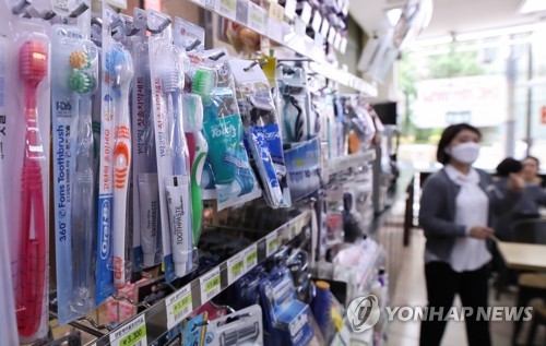 생필품 구매 편의점에서(서울=연합뉴스) 홍해인 기자 = 19일 서울 시내 한 편의점 생필품 코너에 제품이 진열돼 있다. 대형마트에서 재난지원금 사용이 제한되면서 사용이 편리하고 접근성이 좋은 편의점에 장보기 수요가 늘고 있는 것으로 나타났다. 
    세븐일레븐에서는 재난지원금 사용이 시작된 13일부터 17일까지 5일간 일상 생필품과 장보기 관련 상품 매출이 직전 주 같은 요일과 비교해 크게 증가했다. 편의점 상품 중 비교적 고가로 분류되는 남성용 면도기는 45.2%, 남성 화장품은 48.1% 매출이 늘었다. 2020.5.19 hihong@yna.co.kr