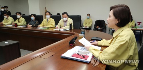 신학기 개학준비추진단 회의 주재하는 유은혜 부총리(세종=연합뉴스) 김주형 기자 = 유은혜 사회부총리 겸 교육부 장관이 19일 오후 세종시 정부세종청사에서 신학기 개학준비추진단 회의를 주재하며 발언하고 있다. 2020.5.19 kjhpress@yna.co.kr