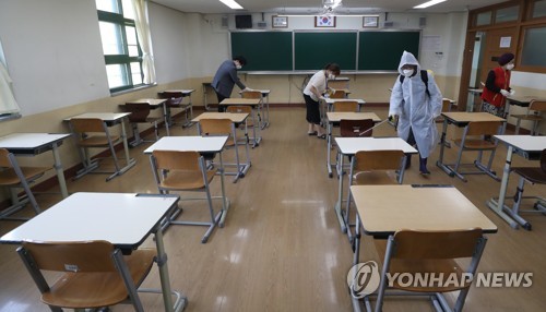 등교 수업 하루 앞으로, 분주한 학교(울산=연합뉴스) 김용태 기자 = 고등학교 3학년 등교 수업을 하루 앞둔 19일 오전 울산시 북구 화봉고등학교에서 교사 등이 책상 소독 등 방역을 하고 있다. 2020.5.19 yongtae@yna.co.kr
