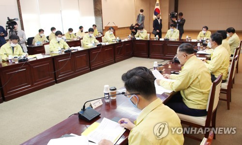 경제 중대본 주재하는 홍남기 부총리(서울 = 연합뉴스) 김승두 기자 = 홍남기 경제부총리 겸 기획재정부 장관이 20일 오전 정부서울청사에서 열린 제4차 비상경제 중앙대책본부 회의를 주재하며 발언하고 있다. 2020.5.20 kimsdoo@yna.co.kr