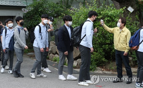 등교하는 고3 발열 체크하는 교육감(서울=연합뉴스) 정하종 기자 = 코로나19로 등교 개학이 미뤄진 지 80일만에 등교를 시작한 20일 오전 서울 종로구 경복고등학교에서 조희연 서울시교육감이 등교하는 학생들에게 발열 체크를 하고 있다. 2020.5.20 chc@yna.co.kr