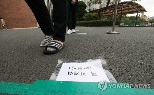 '꼭 지켜줘'(대전=연합뉴스) 김준범 기자 = 20일 오전 대전시 유성구 전민동 전민고등학교로 고3 학생이 등교하고 있다. 학생들은 코로나19 여파로 등교 개학이 미뤄진 지 80일 만에 다시 학교에서 수업을 받는다. 2020.5.20 psykims@yna.co.kr