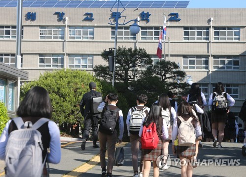 등교하는 고3 학생들(부산=연합뉴스) 차근호 기자 = 코로나19로 등교 개학이 미뤄진 지 80일만인 20일 오전 부산 해운대구 해강고등학교에서 고3 학생들이 등교하고 있다. 2020.5.20 ready@yna.co.kr