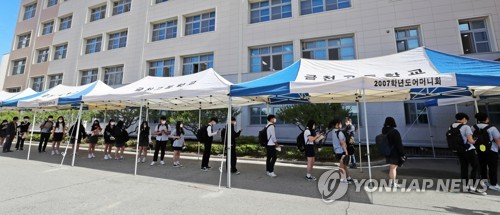 간격 유지하며 등교하는 고3학생들(청주=연합뉴스) 이승민 기자 = 고등학교 3학년 등교가 시작된 20일 오전 청주시 상당구 금천고에서 고3 학생이 일정 간격을 유지하며 등교하고 있다. 2020.5.20 logos@yna.co.kr