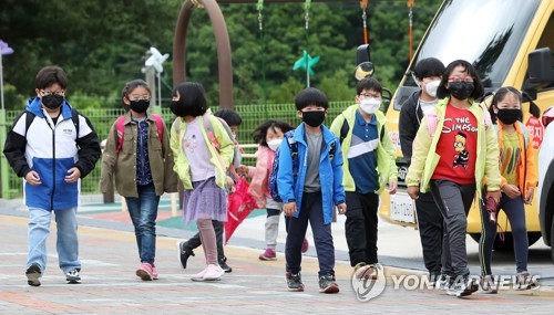 신나는 등굣길(춘천=연합뉴스) 양지웅 기자 = 20일 강원 춘천시 북산면 추곡초등학교에서 학생들이 통학버스에서 내려 교실로 향하고 있다. 2020.5.20 yangdoo@yna.co.kr