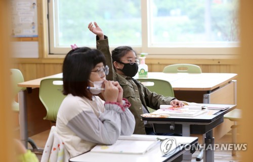 선생님, 저요(춘천=연합뉴스) 양지웅 기자 = 20일 강원 춘천시 북산면 추곡초등학교에서 학생들이 1교시 수학 수업을 들으며 발표를 위해 손을 들고 있다. 2020.5.20 yangdoo@yna.co.kr