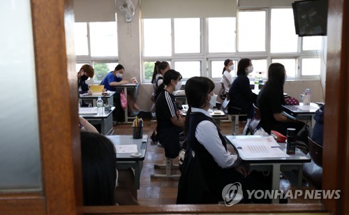 마스크 끼고 수업 듣는 학생들(부산=연합뉴스) 손형주 기자 = 고등학교 3학년 등교 개학 첫날인 20일 오전 부산 동래구 중앙여자고등학교에서 학생들이 수업을 듣고 있다. 2020.5.20 handbrother@yna.co.kr