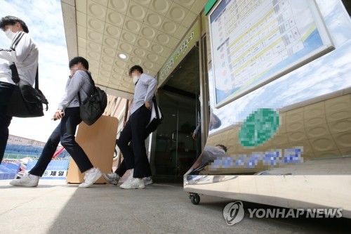 귀가하는 인천 고3 학생들(인천=연합뉴스) 김상연 기자 = 20일 오전 인천광역시 남동구 한 고등학교에서 긴급 귀가 조치에 따라 학생들이 귀가하고 있다. 
    이날 신종 코로나바이러스 감염증(코로나19) 고3 확진자 2명이 발생하자 인천시교육청은 미추홀구·중구·동구·남동구·연수구 내 고등학교 66곳의 고3 학생들을 등교하자마자 모두 귀가하도록 조치했다. 2020.5.20 goodluck@yna.co.kr