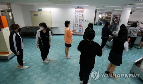 거리두고 배식받는 고3(부산=연합뉴스) 손형주 기자 = 고등학교 3학년 등교 수업 첫날인 20일 오전 부산 동래구 중앙여자고등학교에서 거리를 두고 배식을 기다리고 있다. 2020.5.20 handbrother@yna.co.kr