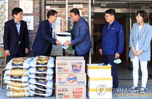 정부 재난지원금으로 물품 사서 취약계층 전달(대전=연합뉴스) 20일 오전 정해교 대전시 자치분권국장(가운데)이 정부 긴급재난지원금으로 지역 전통시장에서 쌀과 고기, 라면 등 100만원 상당 식료품을 구매해 동구 산내동에 있는 청소년 치료 보호시설에 전달하고 있다.2020.5.20 [대전시 제공. 재판매 및 DB 금지]