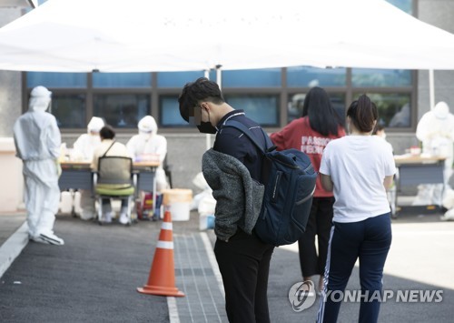 선별진료소 찾은 학생[연합뉴스 자료사진]