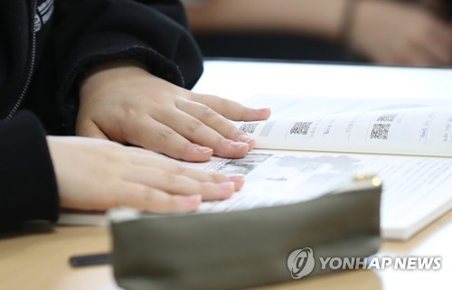 '시험 준비'(세종=연합뉴스) 김주형 기자 = 고등학교 3학년생을 대상으로 한 전국연합학력평가가 치러지는 21일 오전 세종시의 한 고등학교에서 학생이 예습하고 있다. 코로나19 장기화로 등교 개학이 미뤄지면서 사실상 올해 첫 대학수학능력시험 모의평가다. 이번 시험은 희망하는 학교만 참여한다. 전국 2천365개교 중 1천835개교가 응시를 신청했다. 2020.5.21 kjhpress@yna.co.kr