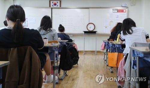 '수능의 시간을 앞두고'(세종=연합뉴스) 김주형 기자 = 고등학교 3학년생을 대상으로 한 전국연합학력평가가 치러지는 21일 오전 세종시의 한 고등학교에서 학생들이 시험지 배부를 기다리고 있다. 코로나19 장기화로 등교 개학이 미뤄지면서 사실상 올해 첫 대학수학능력시험 모의평가다. 이번 시험은 희망하는 학교만 참여한다. 전국 2천365개교 중 1천835개교가 응시를 신청했다. kjhpress@yna.co.kr