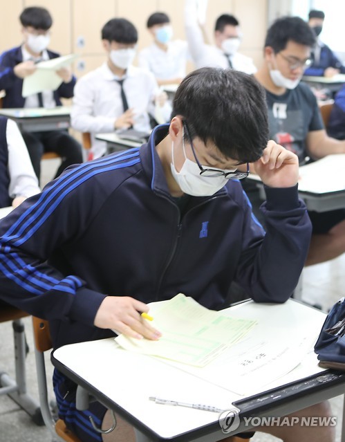 '차분하게'(부산=연합뉴스) 강덕철 기자 = 21일 오전 부산진고등학교에서 3학년 학생들이 대학수학능력시험 모의평가인 '전국연합학력평가'를 치르고 있다. 2020.5.21 kangdcc@yna.co.kr