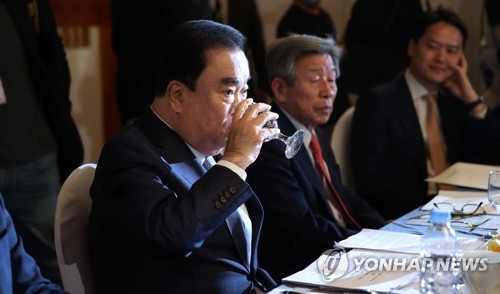 물 마시는 문희상 국회의장(서울=연합뉴스) 김인철 기자 = 문희상 국회의장이 21일 오전 국회 사랑재에서 열린 퇴임 기자간담회에서 물을 마시고 있다. 2020.5.21 yatoya@yna.co.kr