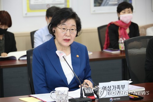 여성폭력방지위원회에서 발언하는 이정옥 장관(서울=연합뉴스) 김승두 기자 = 이정옥 여성가족부 장관이 21일 정부서울청사에서 열린 여성폭력방지위원회를 주재하며 발언하고 있다. 2020.5.21 kimsdoo@yna.co.kr