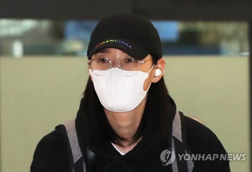 김연경, 터키리그 중단으로 귀국터키에 머물던 김연경이 15일 오전 인천국제공항을 통해 입국하고 있다. [연합뉴스 자료사진]