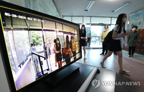 발열 확인하며 등교하는 학생들고등학교 3학년 등교 개학 첫날인 지난 20일 오전 부산 동래구 중앙여자고등학교에서 학생들이 등교하는 모습. 2020.5.22 [연합뉴스 자료사진]