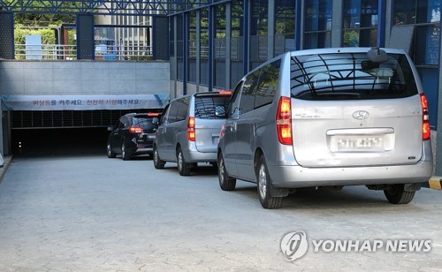 부산 신천지 건물 지하로 향하는 검찰 차량(부산=연합뉴스) 김재홍 기자 = 22일 검찰 차량이 부산 동구 한 신천지 시설 지하 주차장으로 이동하고 있다. 검찰은 코로나19가 확산한 신천지에 대한 고발사건을 수사하고 있으며 이날 신천지 과천 총회본부 등 전국 신천지 관련 시설을 압수수색하는 등 첫 강제수사에 나섰다. 2020.5.22 pitbull@yna.co.kr