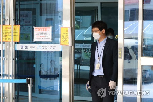 신천지 광주시설 검찰 압수수색(광주=연합뉴스) 박철홍 기자 = 22일 오전 광주 북구 신천지 베드로지성전(광주교회)의 출입구에서 압수수색하던 검찰 수사관이 잠시 바깥으로 나오고 있다. 검찰은 코로나19 관련 감염병예방법 위반과 횡령·배임 등 혐의로 고발당한 신천지 측에 대한 강제수사에 나서 과천총회 본부, 가평 평화의 궁전, 부산·대전·광주 등 신천지 시설을 압수수색하고 있다. pch80@yna.co.kr