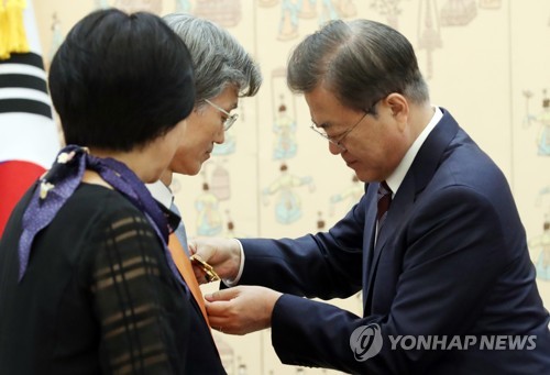 문 대통령, 조희대 전 대법관에게 훈장 수여(서울=연합뉴스) 이진욱 기자 = 문재인 대통령이 22일 오후 청와대에서 조희대 전 대법관에게 청조근정훈장을 수여하고 있다. 2020.5.22 cityboy@yna.co.kr