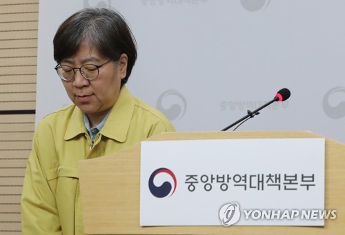 코로나19 브리핑 앞서 인사하는 정은경 본부장[연합뉴스 자료 사진]