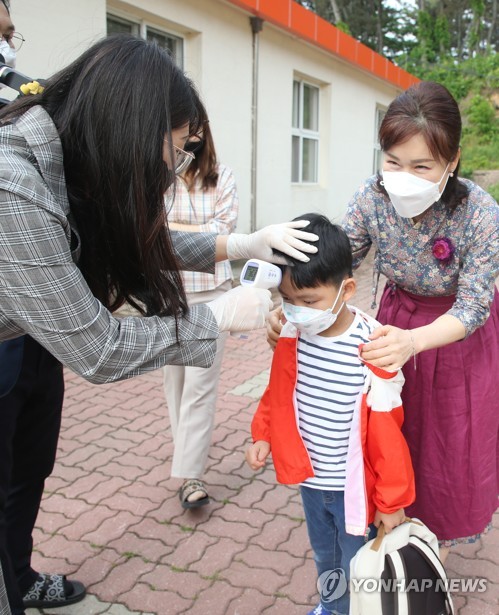 '교실에 들어가기 전 발열 체크'(김제=연합뉴스) 나보배 기자 = 20일 김제 봉남초등학교에서 학생이 교실에 들어가기 전 발열 체크를 하고 있다. 교육부는 모든 학생이 등교해도 생활 속 거리 두기가 가능한 전교생 60명 이하 소규모 학교는 이날부터 등교 수업이 가능하도록 했다. 2020.5.20 warm@yna.co.kr