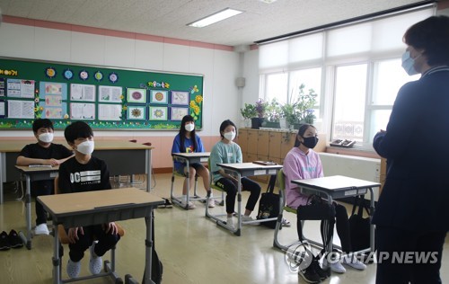 '반가운 교실'(김제=연합뉴스) 나보배 기자 = 20일 김제 봉남초등학교에서 학생들이 수업하고 있다. 교육부는 모든 학생이 등교해도 생활 속 거리 두기가 가능한 전교생 60명 이하 소규모 학교는 이날부터 등교 수업이 가능하도록 했다. 2020.5.20 warm@yna.co.kr