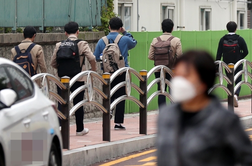인천 고등학교 66개교 등교 재개    (인천=연합뉴스) 윤태현 기자 = 등교 첫날 고등학교 3학년 2명이 신종 코로나바이러스 감염증(코로나19) 확진 판정을 받아 전원 귀가 조처가 내려진 인천 지역 66개교의 등교가 재개된 25일 오전 인천시 미추홀구 한 고등학교 앞에서 학생들이 등교하고 있다. 2020.5.25