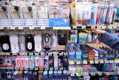 편의점 생필품 구매 수요 증가[연합뉴스 자료사진]