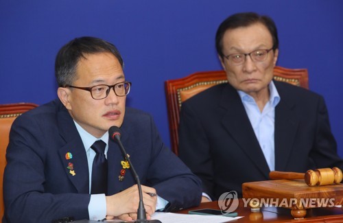 발언하는 박주민 최고위원더불어민주당 박주민 최고위원이 5월 20일 국회에서 열린 최고위원회의에서 발언하고 있다. 오른쪽은 이해찬 대표.[연합뉴스 자료사진]