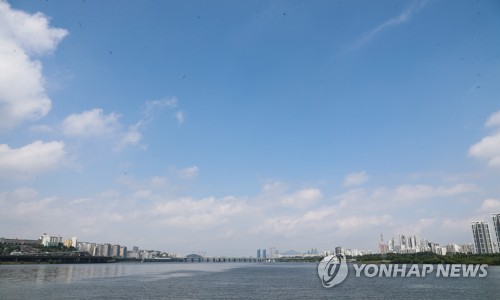 '오늘 하늘 보셨나요?'24일 오후 서울 잠수교에서 바라본 하늘이 푸른 빛을 띠고 있다. [연합뉴스 자료사진]