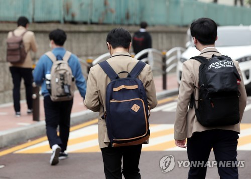 '드디어 등교'(인천=연합뉴스) 윤태현 기자 = 지난 20일 등교 첫날 고등학교 2명이 신종 코로나바이러스 감염증(코로나19) 확진 판정을 받아 전원 귀가 조처가 내려진 인천 지역 66개교의 등교가 재개된 25일 오전 인천시 미추홀구 한 고등학교 앞에서 학생들이 등교하고 있다. tomatoyoon@yna.co.kr