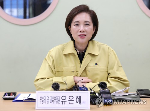 중학교 개학 전 간담회 갖는 유은혜 부총리(서울=연합뉴스) 류영석 기자 = 유은혜 사회부총리 겸 교육부 장관이 25일 오전 서울 용산구 한강중학교에서 등교 개학 준비사항을 점검한 후 교육 관계자 및 교사들과 간담회를 하고 있다. ondol@yna.co.kr