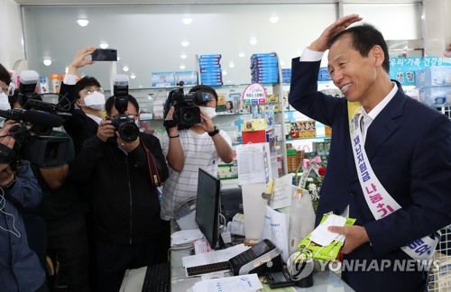 재난지원금으로 탈모약 사는 최문순 지사(춘천=연합뉴스) 양지웅 기자 = 최문순 강원도지사가 25일 강원 춘천시 중앙시장에서 열린 '다 함께 동행, 지역경제 살리기 챌린지! 긴급재난지원금 쓰리 GO(돕고·살리고·나누고) 캠페인'에서 지원금으로 탈모약을 구입하고 있다.
    강원도는 긴급재난지원금 소비를 통해 신종 코로나바이러스 감염증(코로나19) 사태로 위축된 지역 경제를 살리고 상인도 돕고 나눔도 실천하자는 운동을 전개하고 있다. 2020.5.25 yangdoo@yna.co.kr