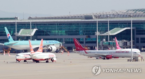 인천국제공항 계류장에 나란히 있는 제주항공·이스타항공 여객기[연합뉴스 자료사진]