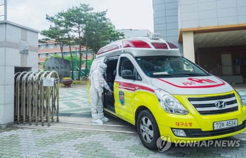 등교 앞두고 코로나19 전담구급대 운영학교 내 코로나19 의심 환자 발생 시 선별진료소와 자택 이송을 돕는는 119구급차 모습. [대구소방안전본부 제공, 재판매 및 DB 금지]