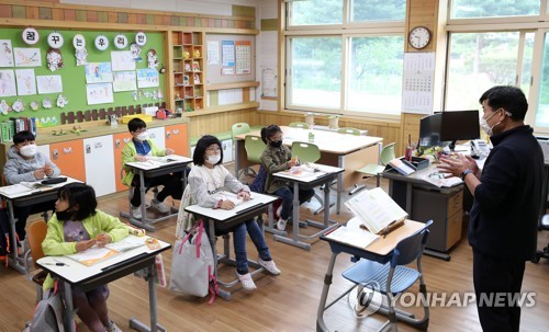 반가운 교실 수업[연합뉴스 자료사진]