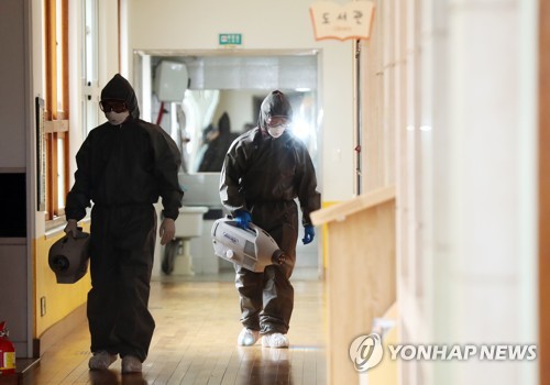 초등학교 코로나19 방역(광주=연합뉴스) 박철홍 기자 = 26일 오전 광주 북구의 한 초등학교에서 북구청 방역반원들이 코로나19 방역을 하고 있다. 지난주 고3에 이어 오는 27일에는 유치원과 초등학교 1∼2학년, 중학교 3학년, 고등학교 2학년이 각각 등교한다. 2020.5.26 pch80@yna.co.kr