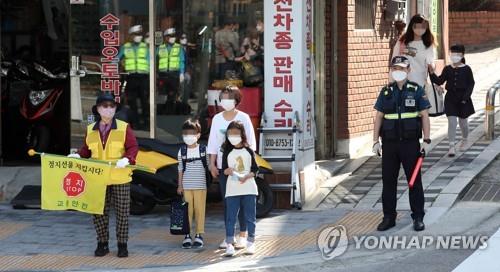 학교 앞 어린이보호구역 내 주정차 위반 차량 단속    (서울=연합뉴스) 김인철 기자 = 27일 오전 서울 성북구 정덕초등학교 앞에서 성북구청 주차단속차량이 어린이보호구역 내 교통법규 위반 차량을 단속하고 있다. 2020.5.27 
    yatoya@yna.co.kr