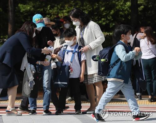 '교문에서 손 소독'    (서울=연합뉴스) 이지은 기자 = 고등학교 2학년과 중학교 3학년, 초등학교 1∼2학년, 유치원생들의 등교 수업이 시작된 27일 오전 서울 성북구 월곡초등학교에서 학생들이 손 소독을 하고 있다. 2020.5.27
    jieunlee@yna.co.kr