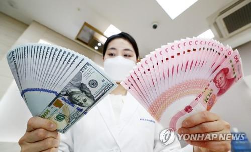 위안화 가치 낮춘 중국…첨예한 '미·중갈등'
(서울=연합뉴스) 임화영 기자 = '홍콩 국가보안법'(홍콩보안법)을 둘러싸고 미국과 중국의 갈등으로 위안화가 전격 절하된 가운데 26일 오후 서울 중구 외환은행 위변조대응센터에서 직원이 달러와 위안화를 정리하고 있다.
인민은행은 이날 달러 대비 위안화 중간(기준) 환율을 전날보다 0.12% 오른 7.1293위안으로 고시했다.
이는 글로벌 금융위기 때인 2008년 2월 27일 이후 12년여 만에 가장 높은 수준이다. 2020.5.26
hwayoung7@yna.co.kr
(끝)