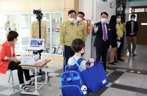 초등 1~2학년 등교 지켜보는 설동호 대전교육감[대전교육청 제공. 재판매 및 DB 금지]