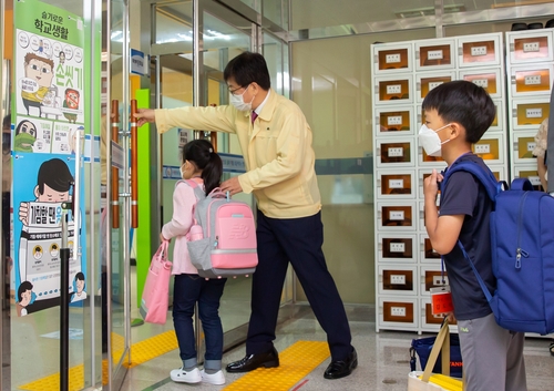 세종시 연양초에서 등교 안내하는 최교진 교육감[세종교육청 제공. 재판매 및 DB 금지]