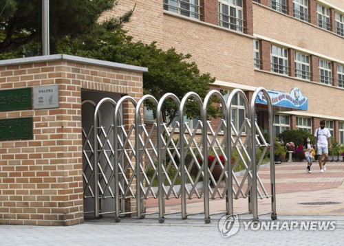 강서구 일부 초등학교 등교 다음 주로 연기(서울=연합뉴스) 윤동진 기자 = 서울 강서구에서 미술학원에 다니던 유치원생이 신종 코로나바이러스 감염증(코로나19) 확진 판정을 받은 것과 관련 인근 초등학교·유치원 등교 일정 다음 주 연기가 발표된 26일 오후 강서구 공항초등학교의 모습. 2020.5.26 mon@yna.co.kr