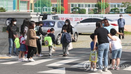 올해 첫 등굣길(김해=연합뉴스) 김동민 기자 = 초등학교 저학년 등교 첫날인 27일 오전 경남 김해시 김해삼성초등학교 입구에서 학부모들이 자녀 등교 모습을 바라보고 있다. 2020.5.27 image@yna.co.kr