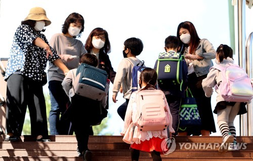 너무 반가워(춘천=연합뉴스) 양지웅 기자 = 전국 유치원생과 초등학교 1∼2학년생, 중학교 3학년생, 고등학교 2학년생의 등교 수업이 재개된 27일 오전 강원 춘천시 금병초등학교에서 학생들이 등교하고 있다. 2020.5.27 yangdoo@yna.co.kr