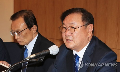 발언하는 김태년 원내대표(서울=연합뉴스) 한종찬 기자 = 더불어민주당 김태년 원내대표가 27일 오전 서울 양재동 더케이호텔에서 열린 최고위원회의에서 발언하고 있다. 2020.5.27 saba@yna.co.kr