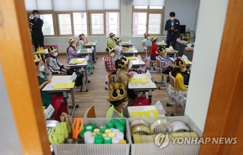 초등학교 첫 수업(부산=연합뉴스) 차근호 기자 = 코로나19 사태로 미뤄진 초등학교 등교수업이 재개된 27일 오전 부산 동구 수정초등학교에서 1학년 학생들의 첫 수업이 시작되고 있다. 2020.5.27 ready@yna.co.kr