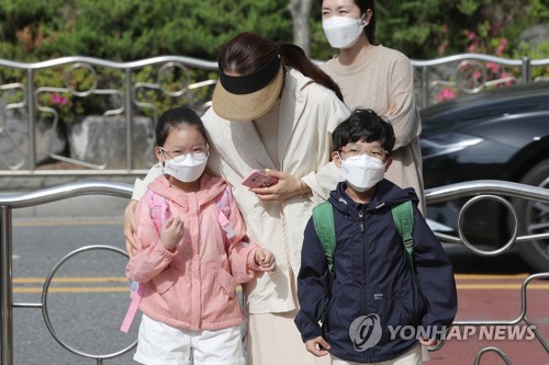 첫 등교에 기대반 우려반 어머니 마음(광주=연합뉴스) 천정인 기자 = 유치원과 초등학교 1~2학년이 첫 등교를 시작한 27일 광주 광산구 수완초등학교에서 한 학부모가 자녀의 등교를 앞두고 어깨를 감싸주고 있다. 2020.5.27 iny@yna.co.kr
